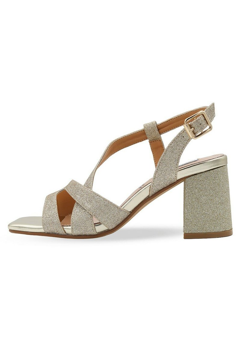 Sandali con tacco alto glitter gold e beige con tacco a blocco, caratterizzati da fasce incrociate e chiusura con fibbia. Finitura metallica liscia.