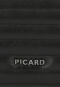 Zwarte leren portemonnee met horizontale stiksels, een gladde textuur en het "PICARD"-logo in verhoogde zilveren letters aan de voorkant.