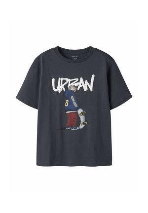 T-shirt grigio scuro con grafica di una persona con felpa con cappuccio che tiene uno skateboard e la parola "URBAN" in grandi lettere bianche sopra.