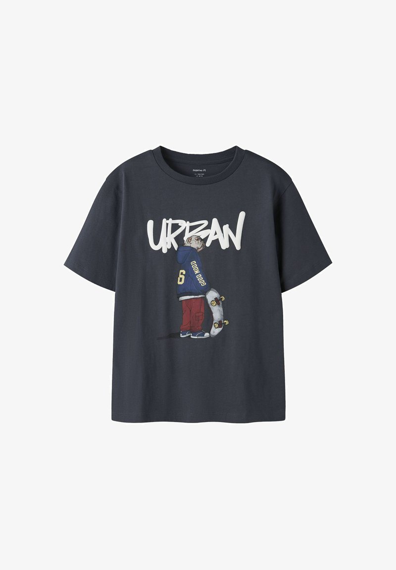 T-shirt gris foncé avec un graphisme d'une personne en sweat à capuche tenant un skateboard et le mot "URBAN" en grand texte blanc au-dessus.