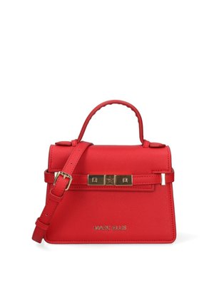 Rode Marc Ellis handtas met bovenhandvat, verstelbare schouderriem en goudkleurige gesp op witte achtergrond.
