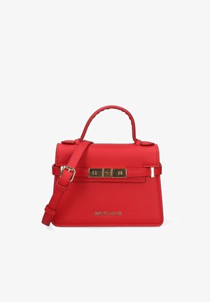 Sac à main rouge Marc Ellis avec poignée supérieure, bandoulière réglable et fermeture à boucle dorée sur fond blanc.