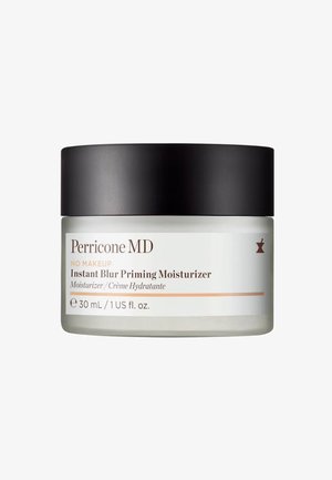 Perricone MD Instant Blur Priming Moisturizer in einem klaren Glasbehälter mit einem mattschwarzen Deckel, 30 ml, mit einem orangefarbenen Akzentstreifen.