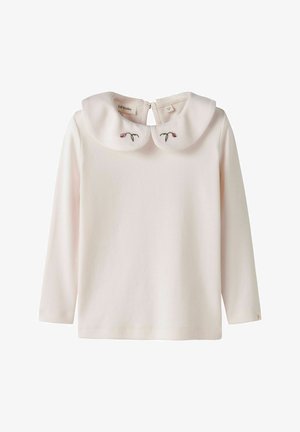 Lys pink langærmet top med en rund krave, der har broderede blomsterdetaljer. Glat stof med knaplukning i ryggen.
