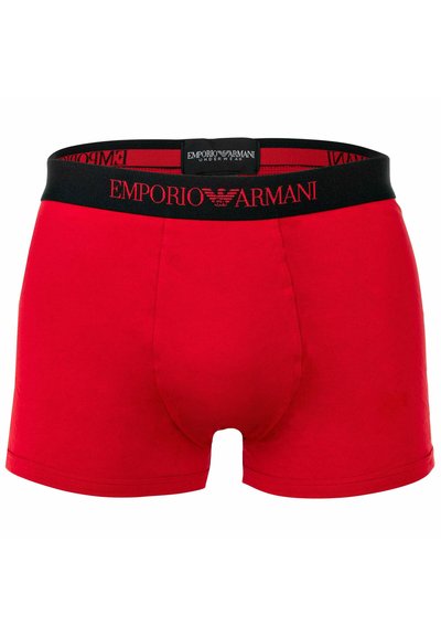 Boxer-briefs en coton rouge avec une ceinture élastique noire arborant le logo "Emporio Armani" en rouge. Texture lisse et design ajusté.