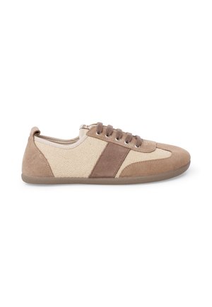 Lavprofil beige og lysebrun sneakers med snørelukning foran, overdel i stof og ruskind, og flad gummisål.