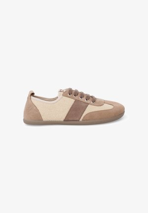 Lavprofil beige og lysebrun sneakers med snørelukning foran, overdel i stof og ruskind, og flad gummisål.