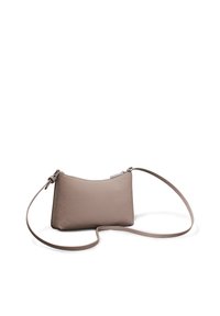 Jasnobrązowa kopertówka o gładkiej, teksturowanej powierzchni, z delikatnym wzorem logo i regulowanym paskiem. Zapinana na zamek od góry.