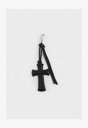 Zwarte leren sleutelhanger in de vorm van een kruis, met een gestructureerd oppervlak en een zwarte koordbevestiging met een zilveren metalen haak.