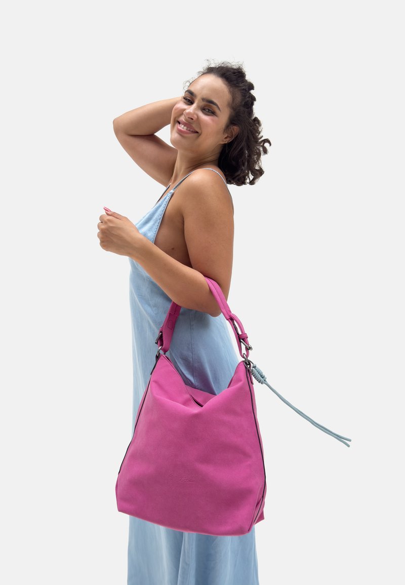Borsa a tracolla in pelle rosa con finitura testurizzata, caratterizzata da una forma triangolare, tracolla blu regolabile e dettagli di cucitura a contrasto.