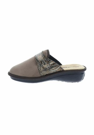 Zapatilla marrón sin cordones con una correa estampada y suela negra, diseñada para comodidad y fácil uso.