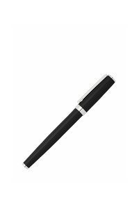 Stylo plume noir avec clip et garniture argentés, capuchon fermé, isolé sur fond blanc.