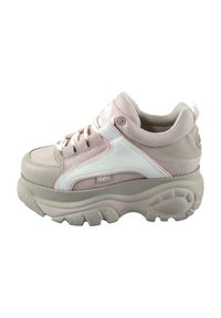Chunky plattform sneakers med en myk rosa og hvit fargepalett. Laget av semsket skinn og lær, med tykk gummisåle og polstret krage.