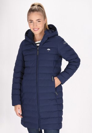 Marineblauwe pufferjas met een capuchon, ritssluiting en zijzakken. Heeft horizontale quiltstructuur en een klein paraplu-logo op de borst.