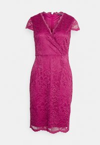 Vestido de renda fúcsia com mangas curtas, decote em V e bainha em ziguezague. Apresenta padrões florais e fecho de correr nas costas.