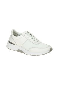 Witte sneaker met een mix van glad leer en netstofpanelen. Rond neus, vetersluiting en een gemêleerde rubberen zool met een grijze accent.