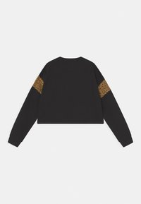 Černá krátká mikina s dlouhým rukávem a leopardími pruhy kolem horních paží, vystavená na bílé pozadí.