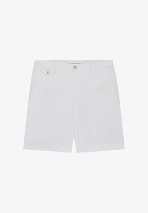 Shorts en coton blanc avec poches avant, fermeture à boutons, passants pour ceinture, et une petite poche à rabat boutonné sur le côté droit.