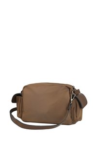 Bolso cruzado de nylon marrón con cierre de cremallera, lados planos y una correa y acentos de cuero oscuro en contraste. Textura suave en toda su superficie.