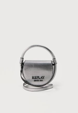 Geantă mini metalică argintie cu clapetă rotunjită, mâner superior, curea lungă și logo-ul "Replay" pe partea din față, pe un fundal simplu.