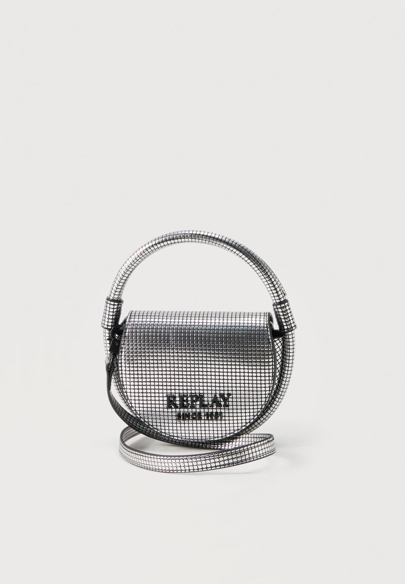 Ασημί μεταλλική μίνι τσάντα χειρός με στρογγυλεστό καπάκι, πάνω λαβή, μακρύ λουρί και λογότυπο "Replay" μπροστά, σε απλό φόντο.