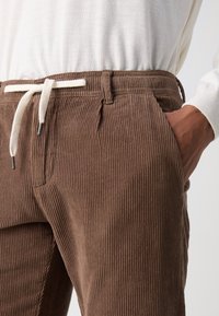 Lindbergh CROPPED PANTS - Παντελόνι - deep brown