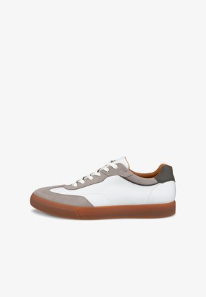Sneaker bassa con lati in pelle bianca, dettagli in camoscio grigio, lacci bianchi, suola marrone e dettaglio scuro sul tallone, vista laterale.
