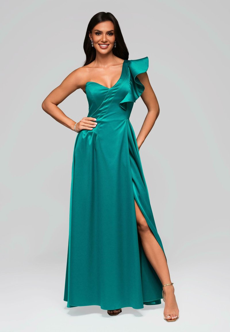 Smaragdgrünes Satin-Abendkleid mit einem rüschenden Ärmel, tailliertem Oberteil und einem schlitz bis zur Oberschenkelhöhe, das einen glatten, fließenden Fall aufweist.