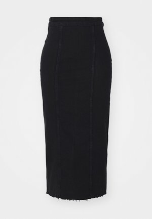 Jupe crayon en denim noir à taille haute, avec des coutures visibles, une coupe droite et un ourlet effiloché.