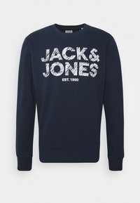 Mörkblå sweatshirt med långa ärmar, rundad halsringning och stor vit text "JACK & JONES EST. 1990" framtill.