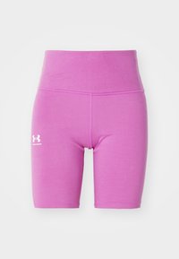 Růžové sportovní šortky s vysokým pasem, vyrobené z elastického materiálu, s vyšitým bílým logem na levé straně.