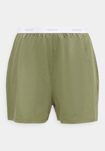 Shorts pour hommes couleur vert olive avec une ceinture élastique blanche portant la marque "HUGO" en texte gris clair.