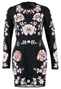 Robe noire à manches longues avec broderie florale rose et blanche sur la poitrine, les manches, la taille et l'ourlet, dotée d'un col rond et d'une silhouette ajustée.