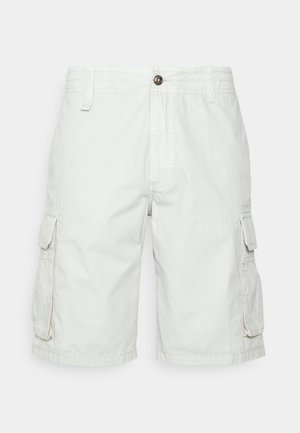 Shorts cargo pour hommes de couleur gris clair avec fermeture à boutons, passants pour ceinture et poches à rabat des deux côtés.
