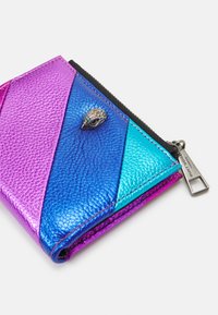 Multikleurige leren portemonnee met een diagonaal ontwerp in roze, blauw en turquoise. Inclusief een decoratieve ritsloper en een gestructureerde afwerking.