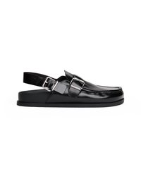 Sandal in pelle nera con apertura sul tallone, punta arrotondata, cinturino alla caviglia e dettaglio della fibbia in tono argento. Texture liscia e suola piatta in gomma.