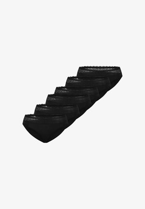 Zes zwarte vrouwenbikini-onderbroeken met kanten rand, diagonaal gerangschikt op een witte achtergrond.