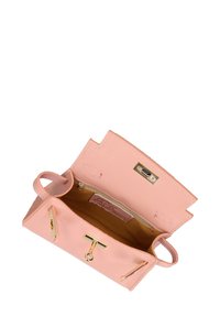 Borsa a tracolla in pelle rosa con design strutturato, dotata di chiusura a zip superiore, dettagli in metallo dorato e fodera interna liscia.