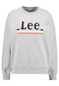 Sudadera gris con cuello redondo, mangas largas y un gráfico frontal con la palabra "Lee" en rayas de púrpura oscuro, rosa y naranja abajo.