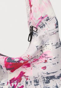 Τσάντα Hobo κατασκευασμένη από ανθεκτικό ύφασμα με μίξη ροζ, γκρι και λευκών αφηρημένων πιτσιλιών· περιλαμβάνει μαύρο φερμουάρ ως λεπτομέρεια.