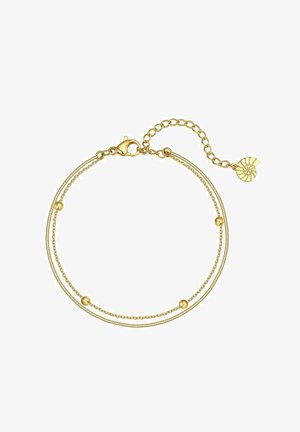 Gouden armband met twee slanke kettingen en kleine ronde kralen, uitgerust met een karabijnsluiting. Een verlengde ketting bevat een schelpencharme als accent.