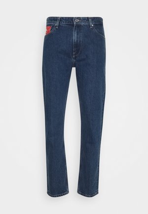 Tummansiniset farkut suoralla lahjeosalla, joissa on punainen korostetasku, viisi vyölenkkiä ja hienovarainen haalistunut tekstuuri.