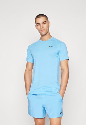 Svijetloplavi atletski majica i odgovarajuće kratke hlače s okruglim izrezom, kratkim rukavima i crnim Nike logotipom na prsima i hlačama.