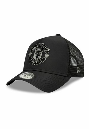 Schwarze Kappe mit Mesh-Rückseite, silbernem Manchester United Wappen vorne und verstellbarem Riemen hinten.