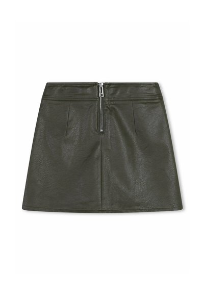 Jupe mini en cuir vert olive avec une texture lisse, dotée d'une fermeture éclair centrale, de deux plis à l'avant et d'une large ceinture.
