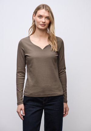 Street One MIT HERZAUSSCHNITT - Camiseta de manga larga - braun