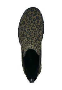 Chaussure slip-on à motif léopard avec un dessus texturé en olive, semelle en caoutchouc noire et accents élastiques sur les côtés pour un enfilage facile.