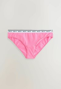 Roze pamučne gaćice s crno-bijelim elastičnim pojasom na kojem se ponavlja tekst "NEXT". Glatka tekstura i niska silueta.