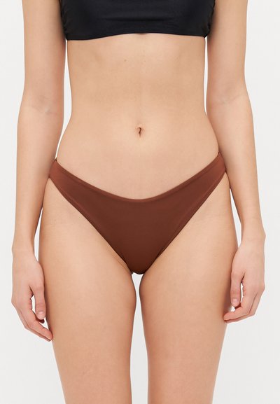 Bruine bikinibroek met een lage taille, gladde textuur en minimalistisch ontwerp; heeft een naadloze tailleband en gematigde bedekking.