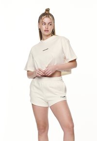 Pegador LAYLA CROPPED TEE - T-shirts - washed coconut milk/black